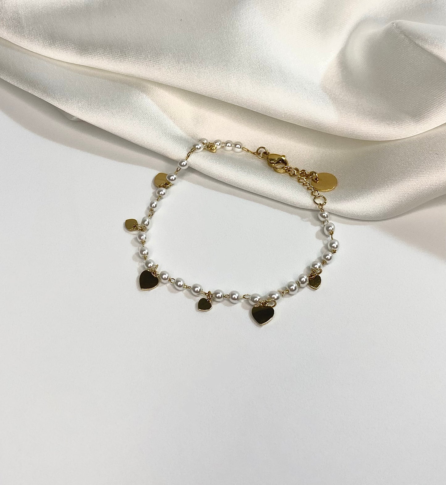 Bracciale Le PerleBracciale con perle incastonate nella maglia, con ciondolini a forma di cuore di diverse dimensioni. In acciaio inossidabile, placcato in oro 14k. Anallergico.
MANUTBracciale Le Perlebracciali