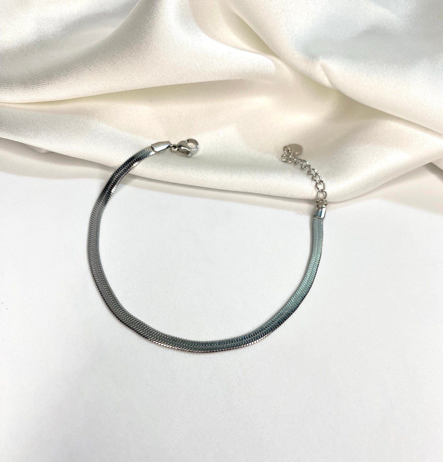 BraccialeBracciale con lavorazione maglia modello "spiga", la particolarità racchiusa in un modello semplicissimo. In acciaio inossidabile, placcato in oro 14k. Anallergico.
Bracciale L'essenzialebracciali