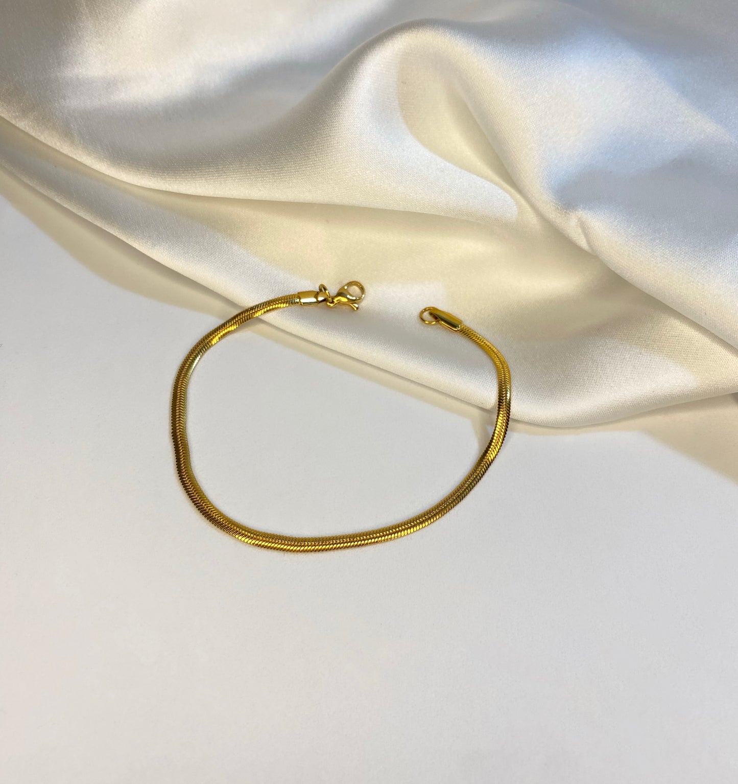 BraccialeBracciale con lavorazione maglia modello "spiga", la particolarità racchiusa in un modello semplicissimo. In acciaio inossidabile, placcato in oro 14k. Anallergico.
Bracciale L'essenzialebracciali