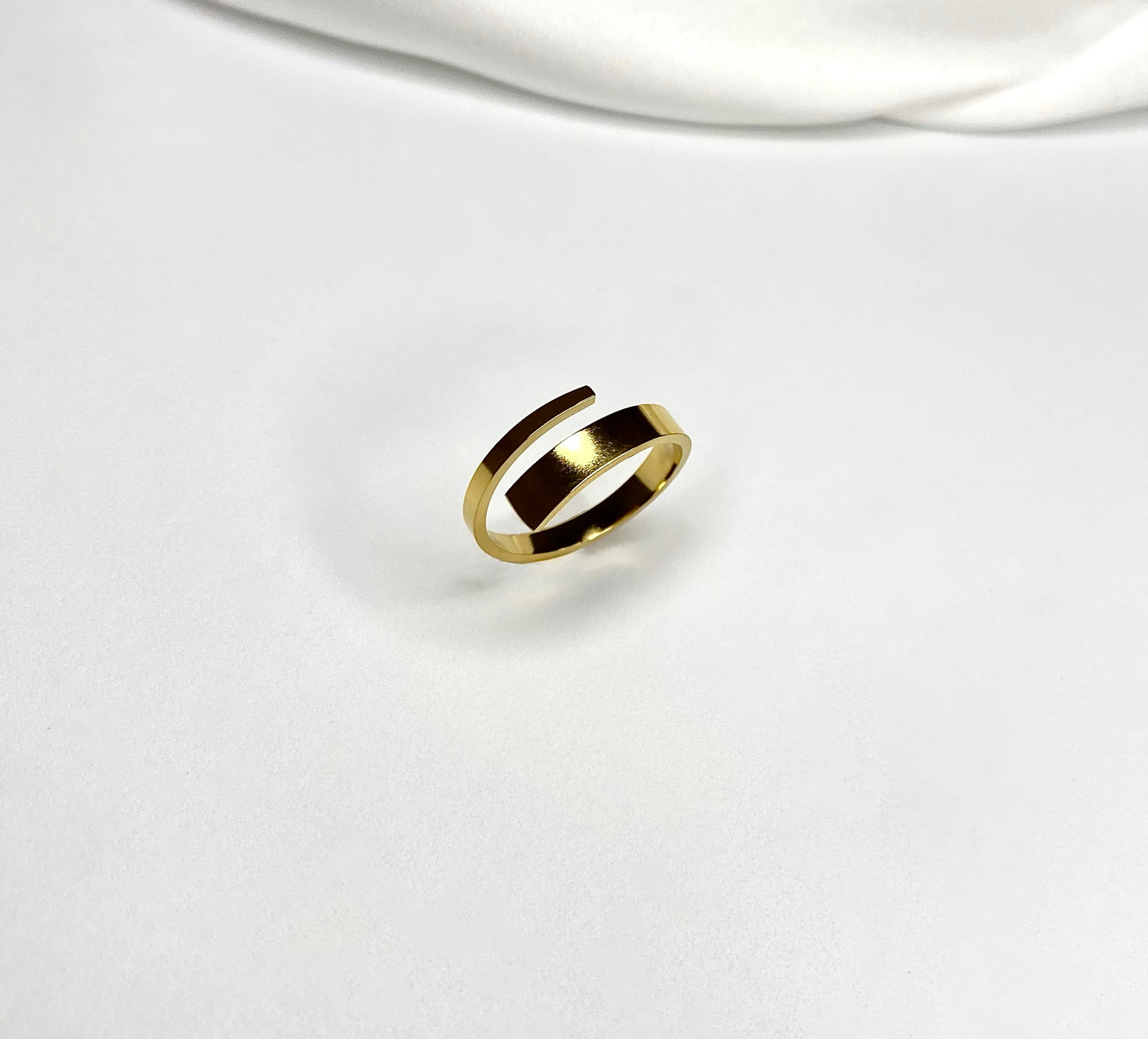 Anello LinèAnello dalla forma squadrata, con apertura frontale ad incrocio, regolabile. In Acciaio inossidabile, anche placcato in oro 14k, anallergico.
GUIDA ALLE TAGLIE:
MANUAnello LinèAnelli