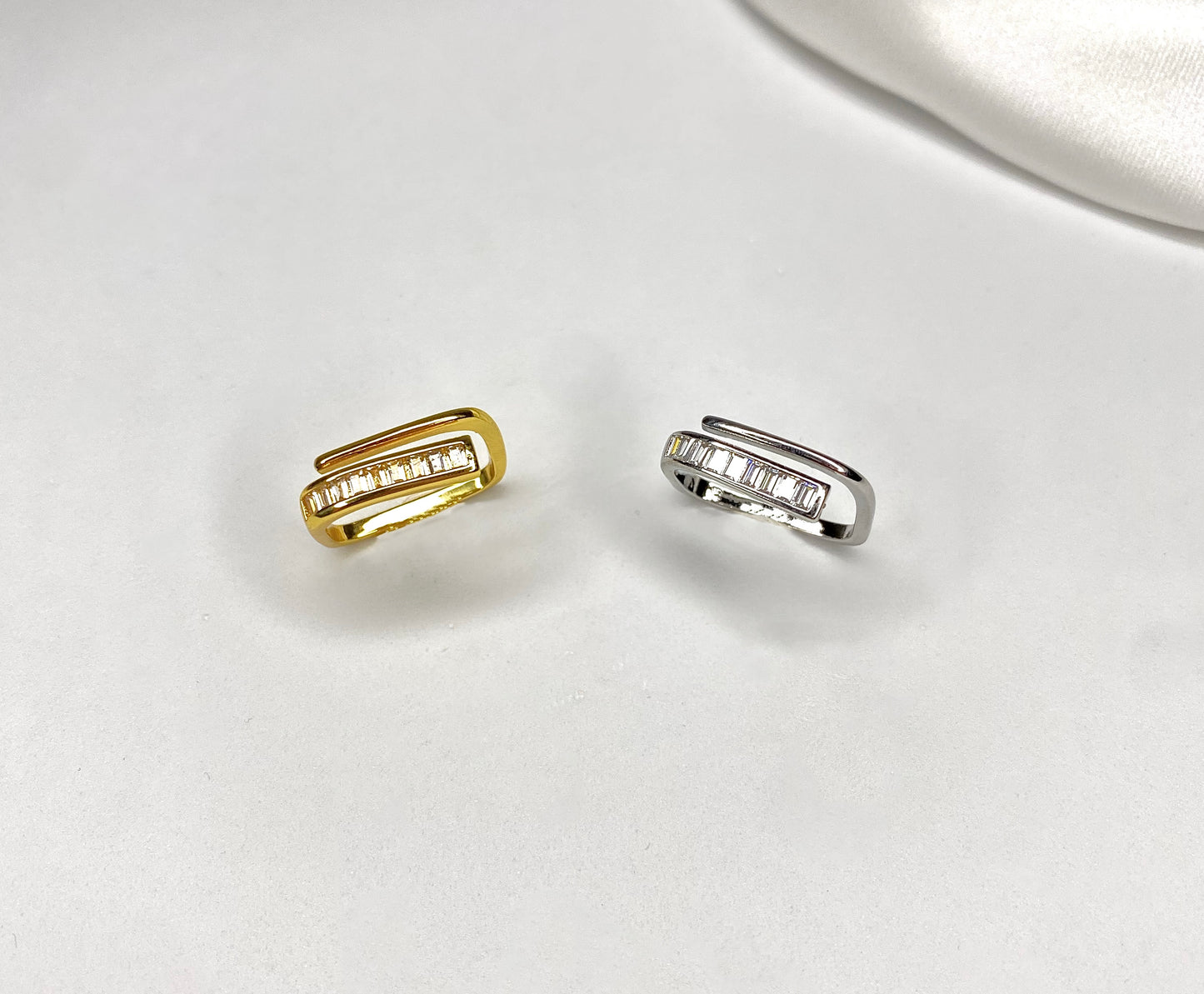 Anello CarrèAnello dalla forma squadrata con doppio incrocio semplice e con zirconcini incastonati. Regolabile. In acciaio inossidabile, disponibile anche placcato in oro 14k, aAnello CarrèAnelli