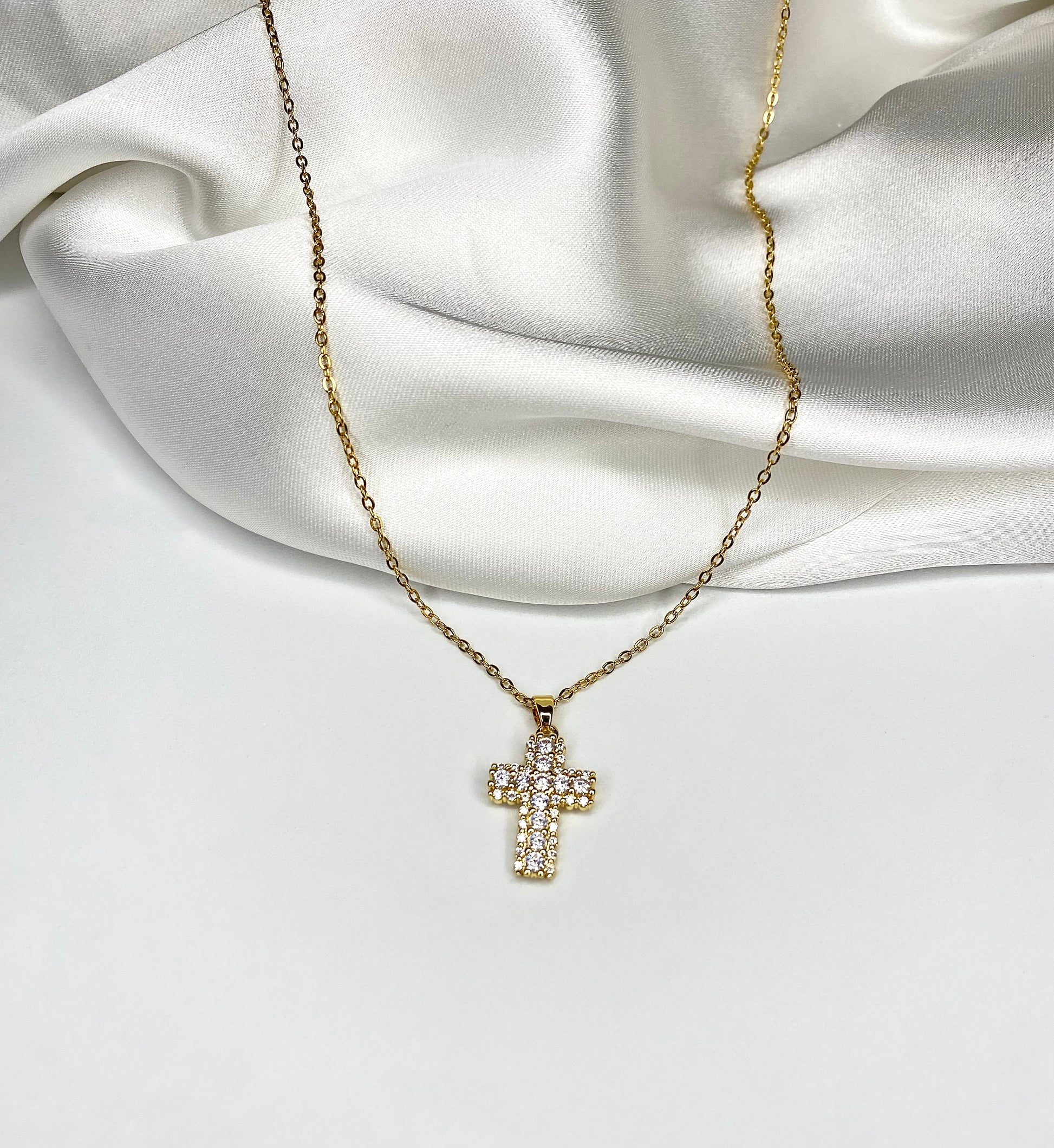 Collana CruzCollana composta da catenina semplice e croce massiccia tempestata di zirconcini. In acciaio inossidabile, placcata in oro 14k. Anallergico.
GUIDA ALLE TAGLIE:
MANUTCollana CruzCollane