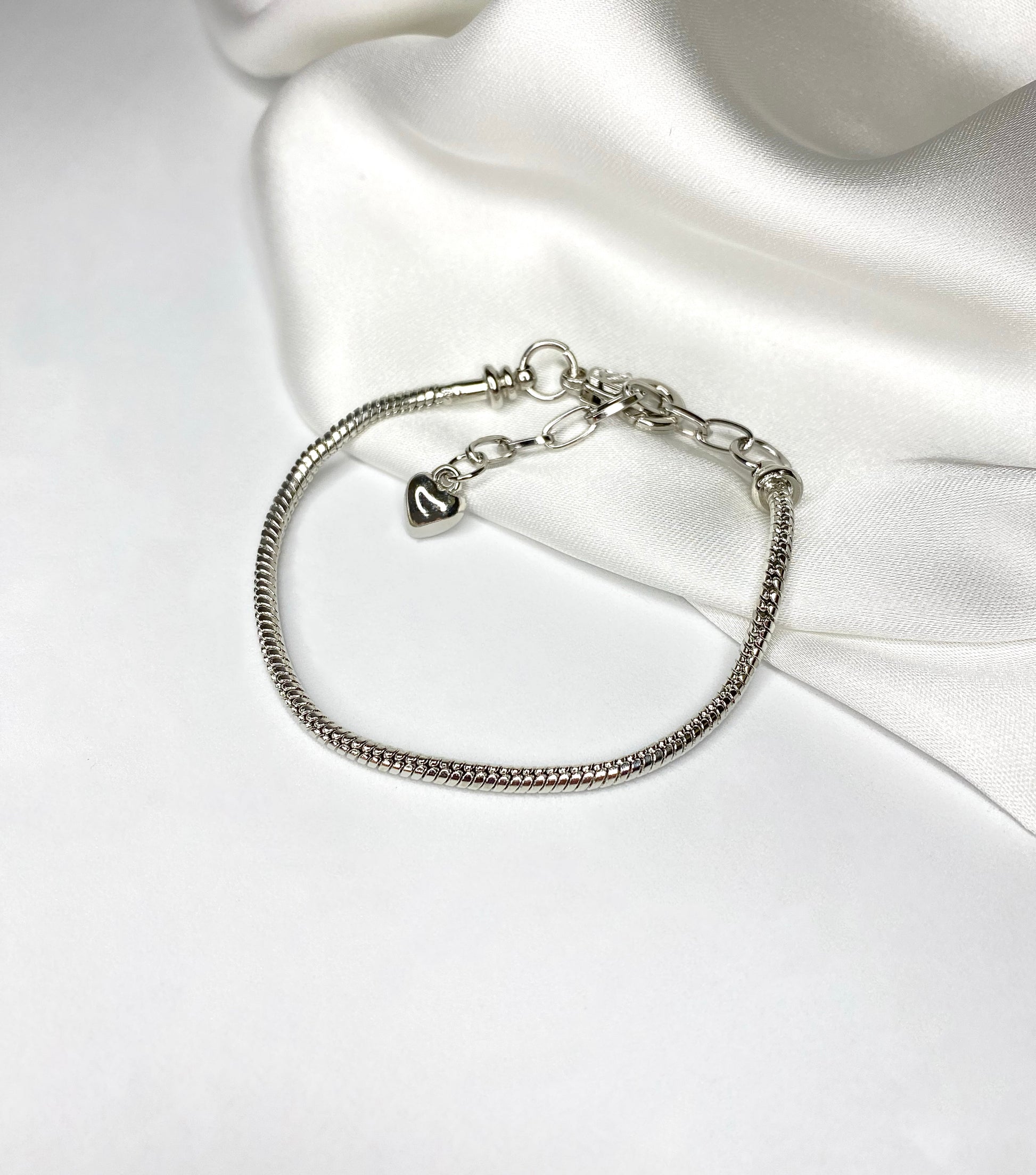 Bracciale PadùBracciale dalla maglia snake impreziosito dal ciondolino a cuore inserito nella chiusura a gancio. In acciaio inossidabile, anallergico.
GUIDA ALLE TAGLIE:
MANUTENZIBracciale Padùbracciali