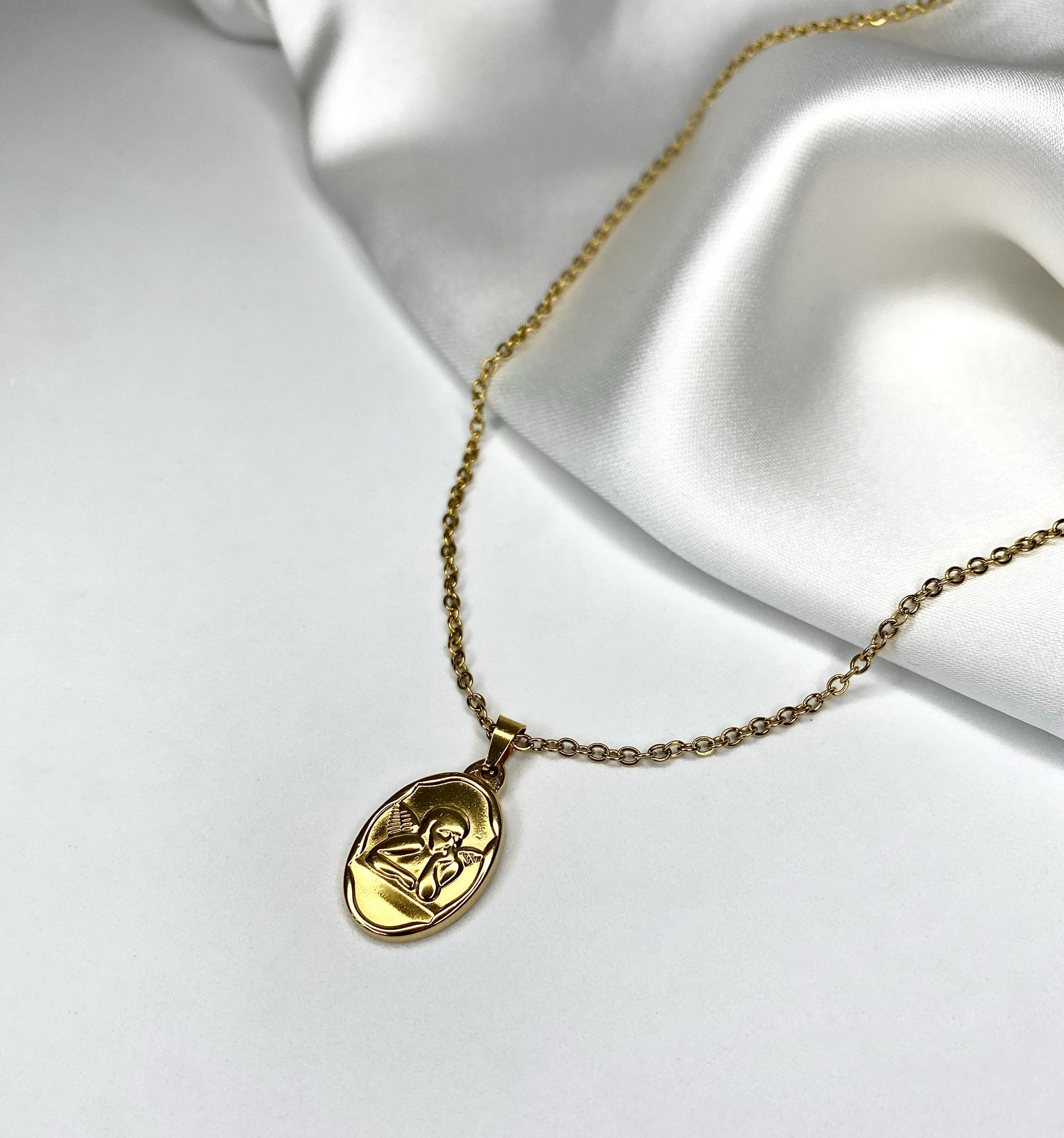 Collana MedagliaCollana a medaglietta con angioletto in rilievo. In acciaio inossidabile, placcato in oro 14k. Anallergico
MANUTENZIONE GIOIELLI:Collana MedagliaCollane