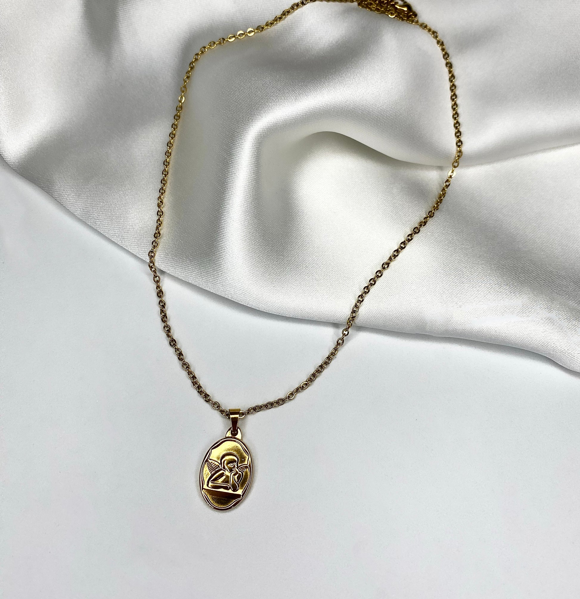 Collana MedagliaCollana a medaglietta con angioletto in rilievo. In acciaio inossidabile, placcato in oro 14k. Anallergico
MANUTENZIONE GIOIELLI:Collana MedagliaCollane