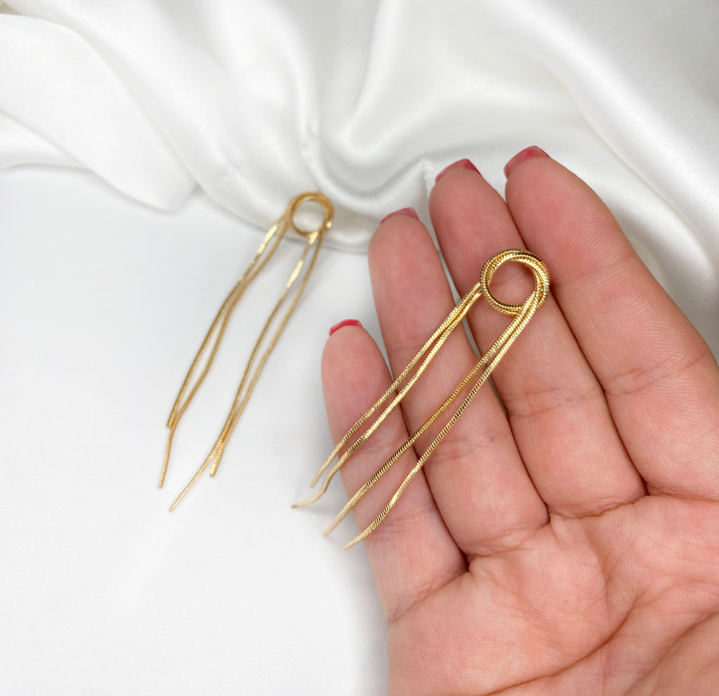 Orecchino NodoOrecchino pendente super particolare data la struttura: doppi fili pendenti che creano alla base un nodo. In acciaio inossidabile, disponibile placcato in oro 14k. AOrecchino NodoOrecchini