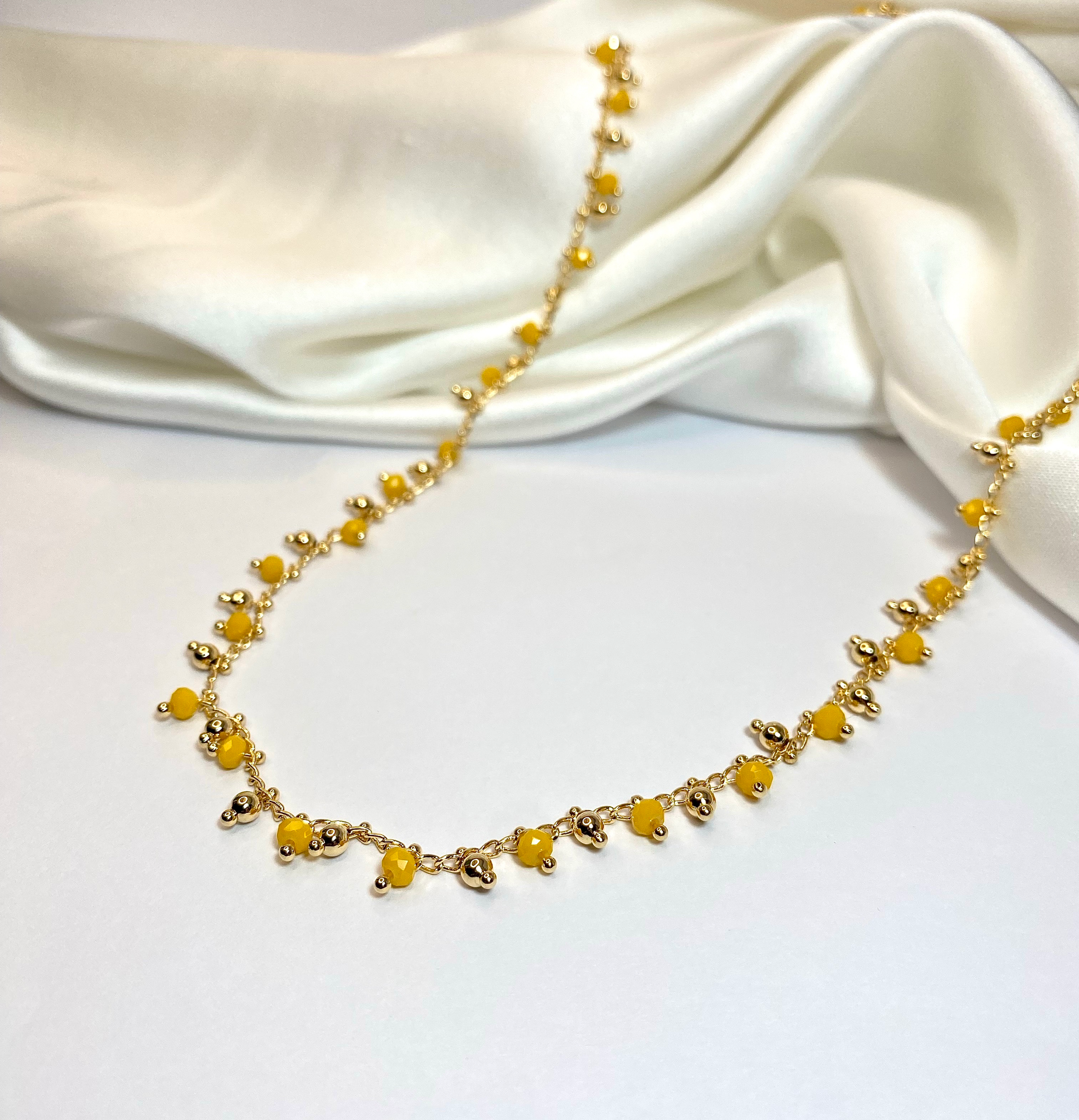 Collana PepiCollana con maglia e ciondoli con pepite verdi e punte oro. In diverse varianti. In acciaio inossidabile, placcato in oro 14k. Anallergico.
MANUTENZIONE GIOIELLI:Collana PepiCollane