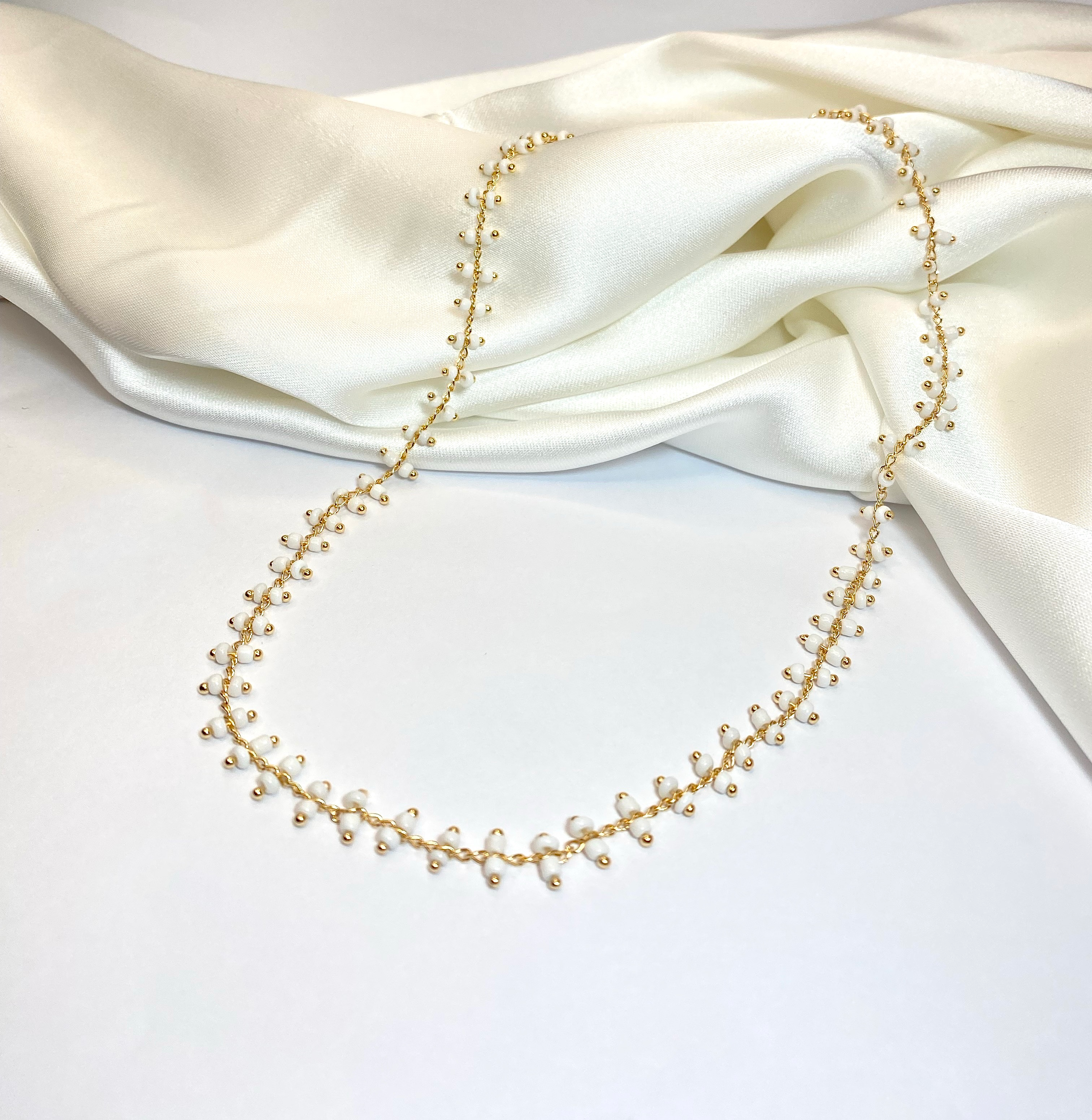 Collana PepiCollana con maglia e ciondoli con pepite verdi e punte oro. In diverse varianti. In acciaio inossidabile, placcato in oro 14k. Anallergico.
MANUTENZIONE GIOIELLI:Collana PepiCollane