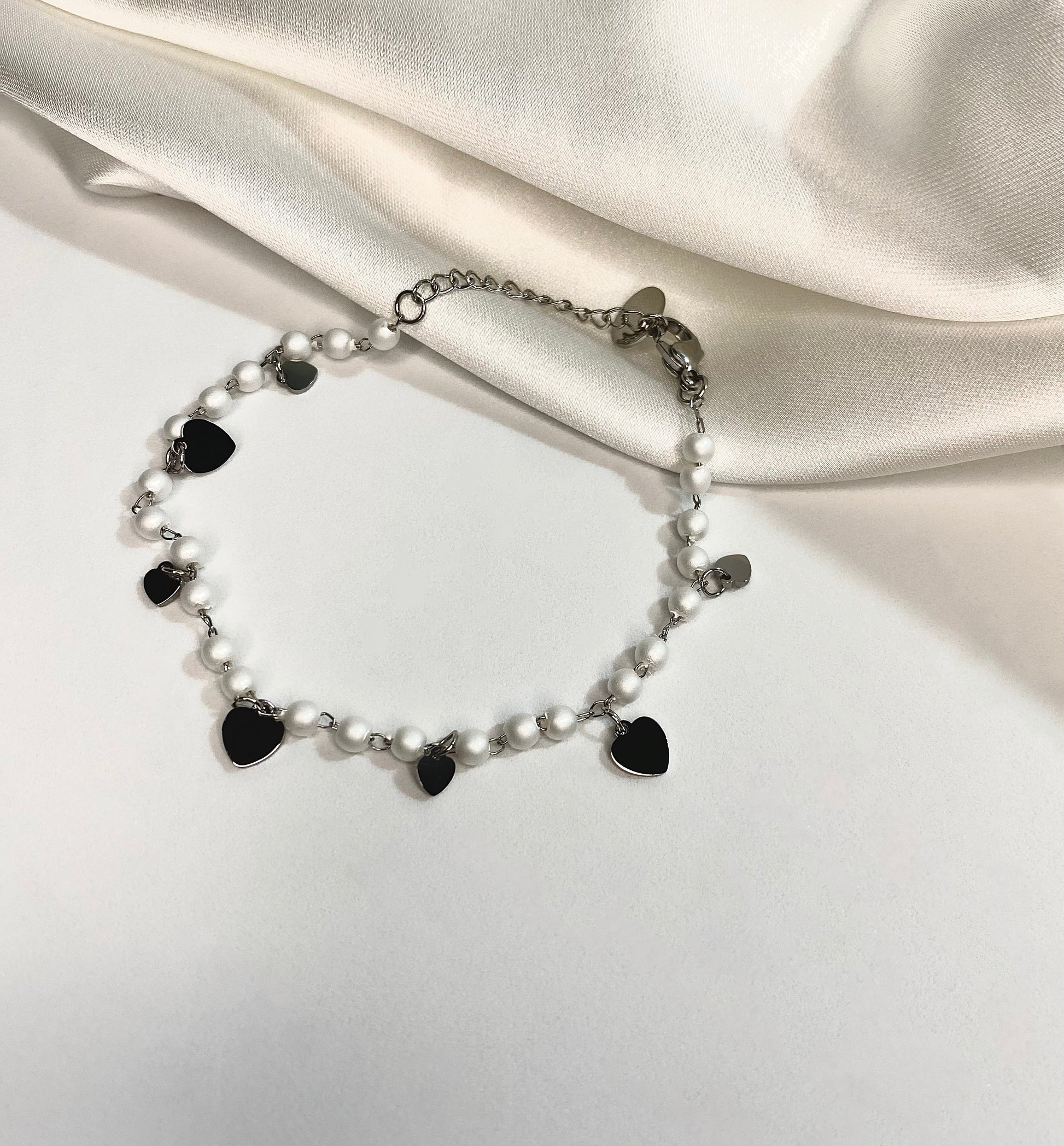 Bracciale Le PerleBracciale con perle incastonate nella maglia, con ciondolini a forma di cuore di diverse dimensioni. In acciaio inossidabile, placcato in oro 14k. Anallergico.
MANUTBracciale Le Perlebracciali